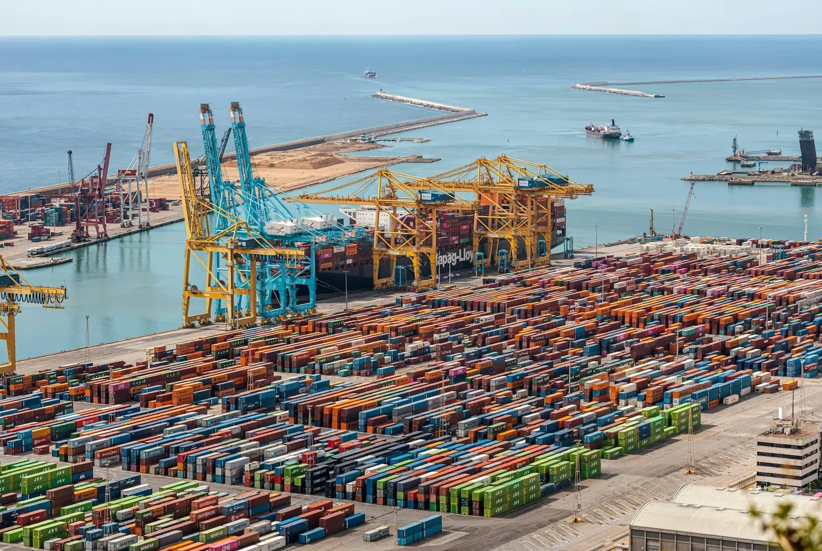 Illustration d'un terminal portuaire dédié au commerce international